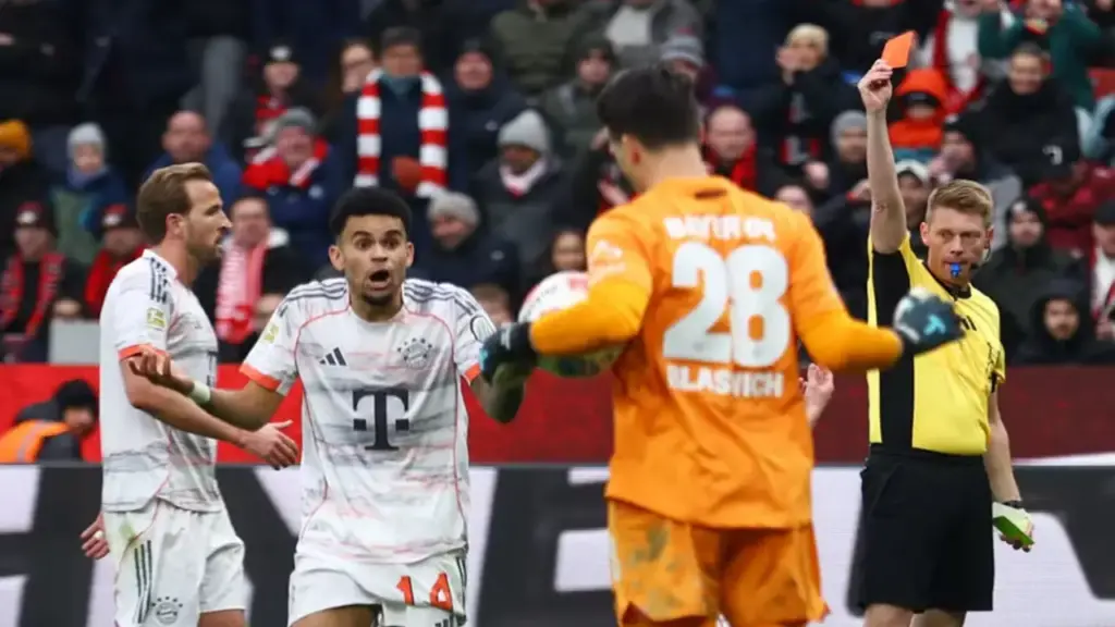 Bayern thoát thua dù nhận 2 thẻ đỏ ở Bundesliga