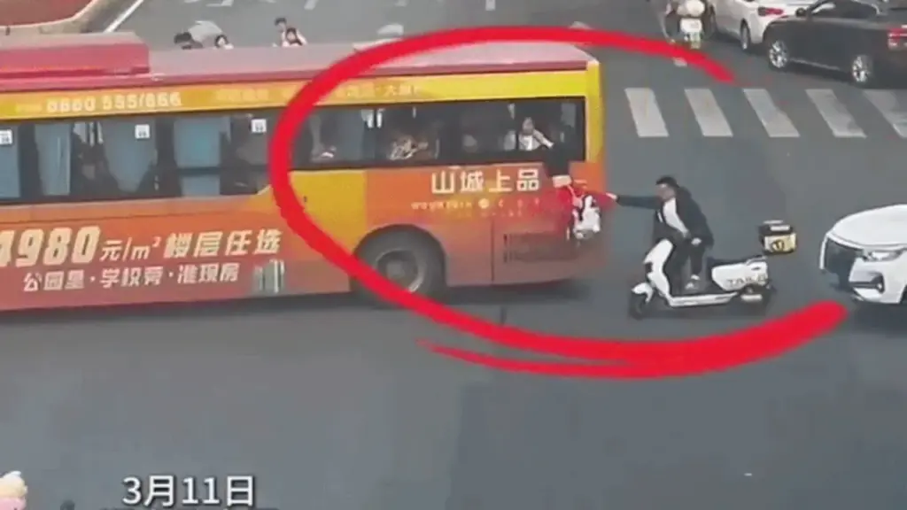 Bé gái rơi ra ngoài cửa sổ xe buýt đang chạy