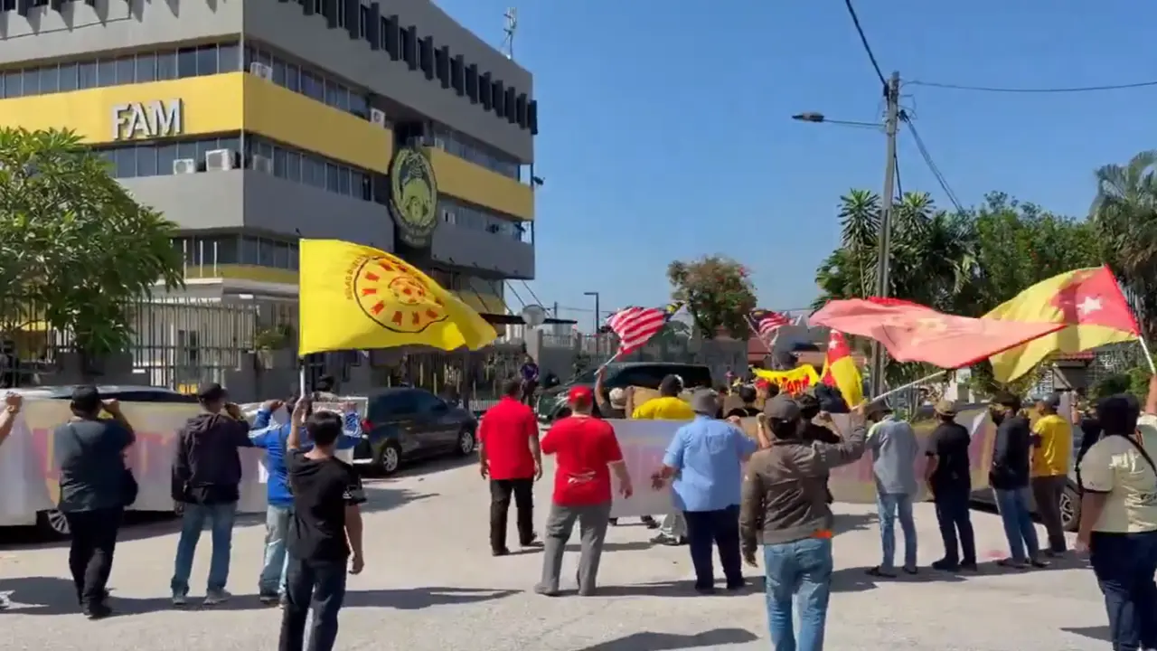 CĐV Malaysia biểu tình phản đối vụ gian lận nhập tịch