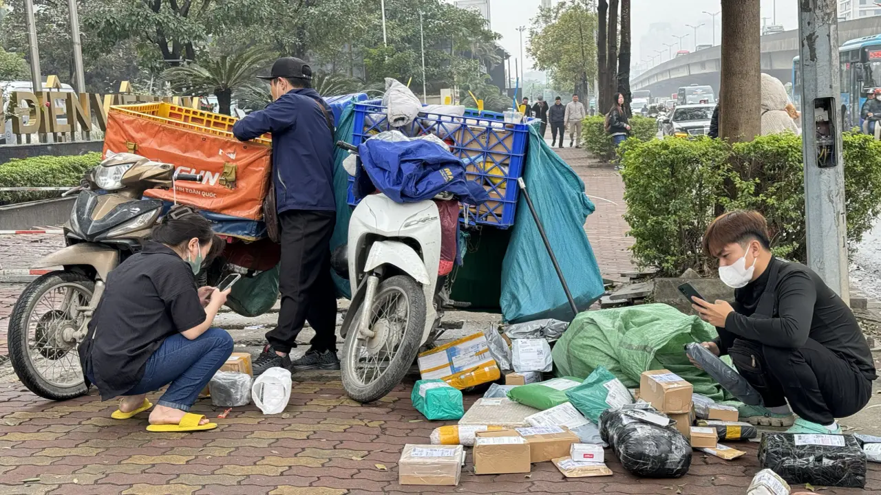 Doanh nghiệp chuyển phát đồng loạt phụ thu phí xăng, dầu