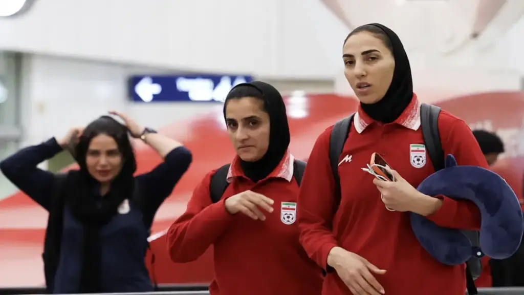 HLV nữ Iran: 'Cầu thủ tổn thương khi bị gọi là kẻ phản quốc'