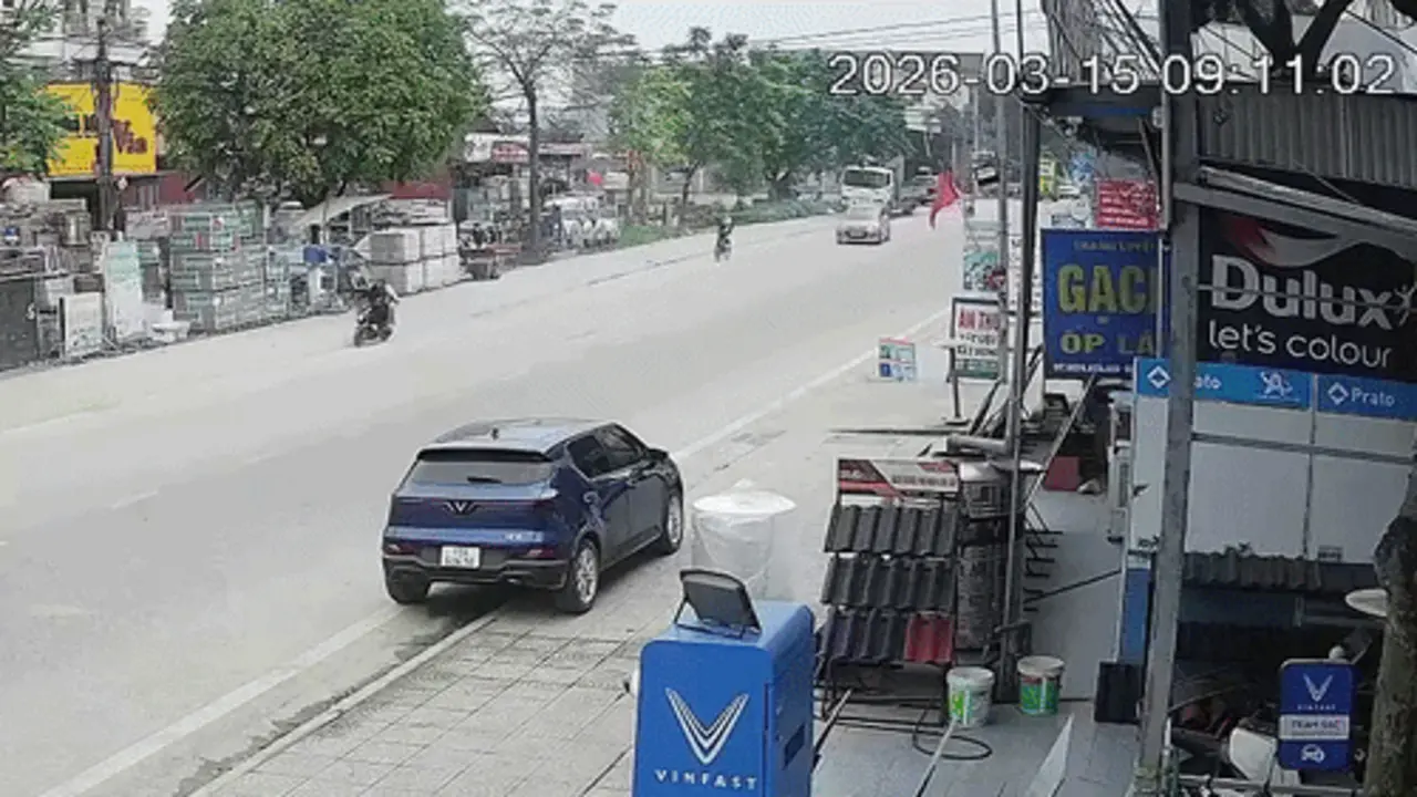 Học sinh lao xe máy như bay vào ôtô