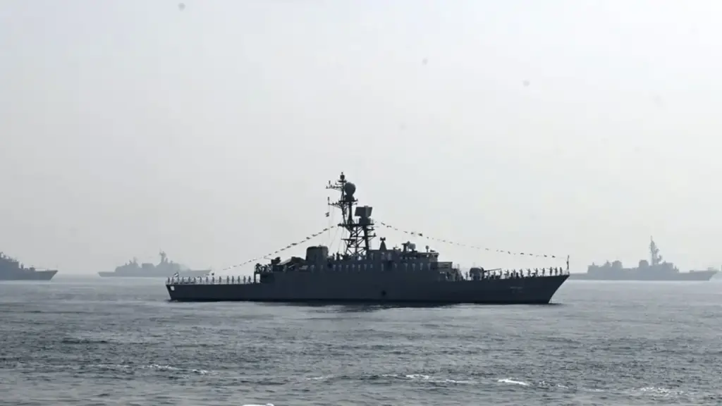 Lý do hộ vệ hạm Iran bất lực trước tàu ngầm Mỹ