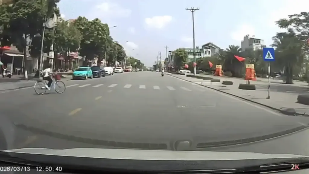 Ô tô húc ngã cô bé đi xe đạp: ai sai?