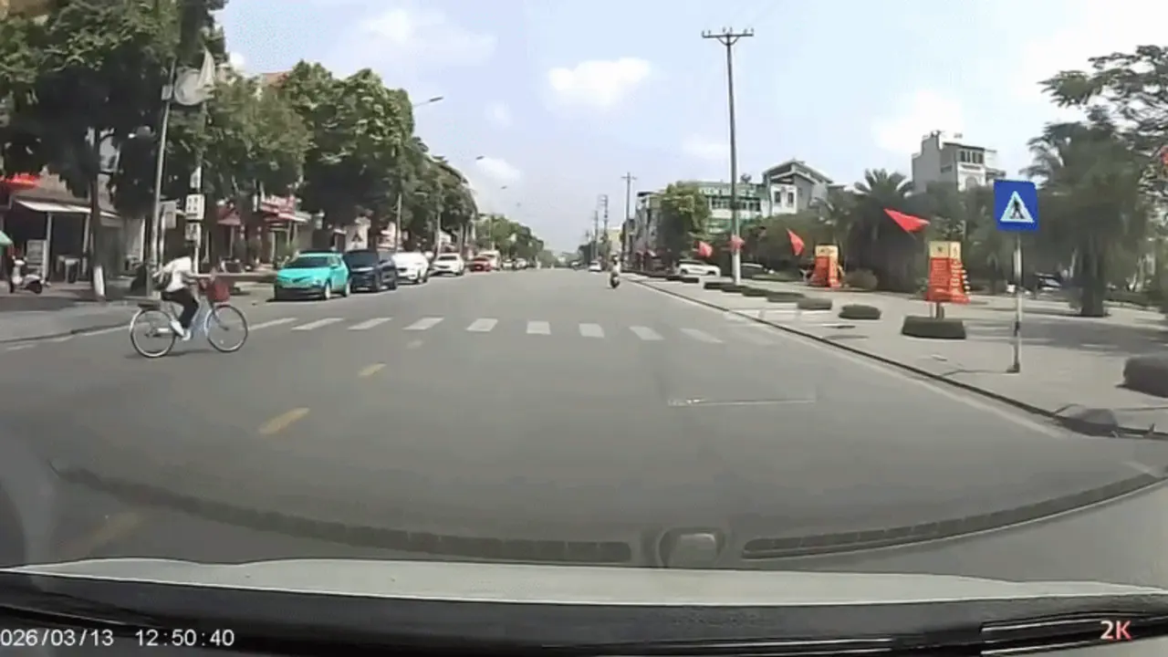 Ô tô húc ngã cô bé đi xe đạp: ai sai?