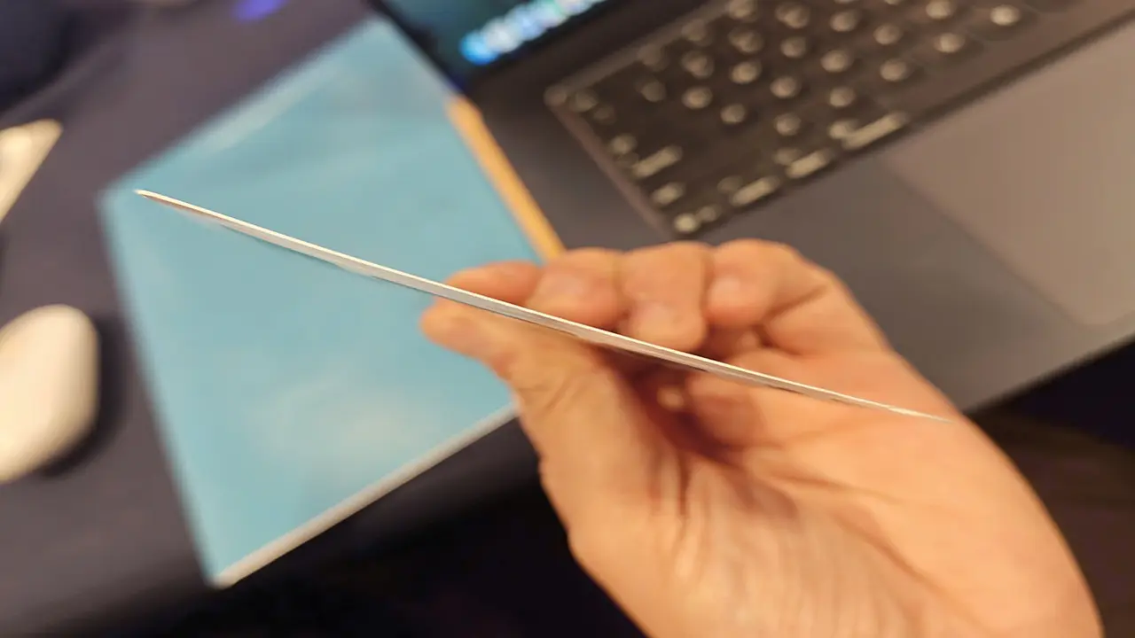 Pin điện thoại Honor mỏng như thẻ ATM lộ diện ở Việt Nam