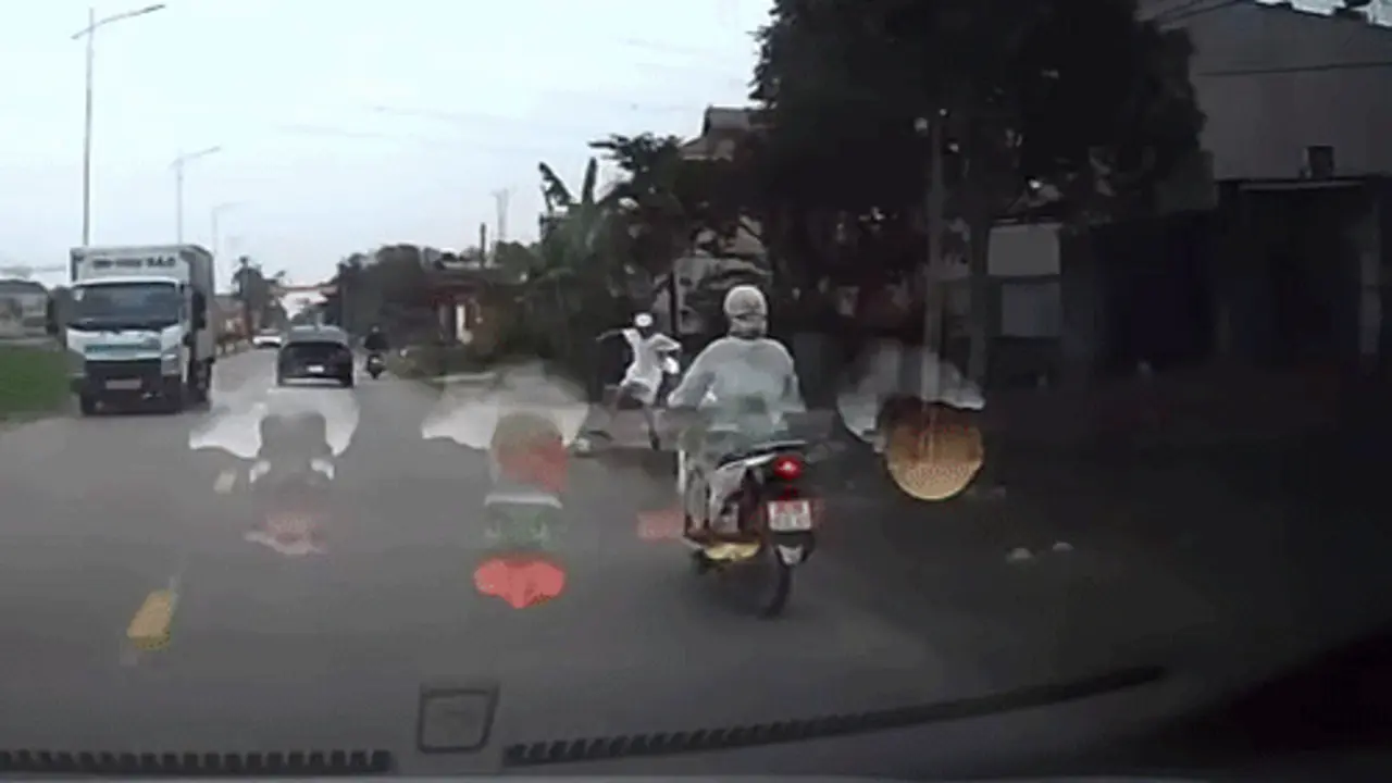 Quả bóng lăn ra đường khiến người phụ nữ gặp nạn