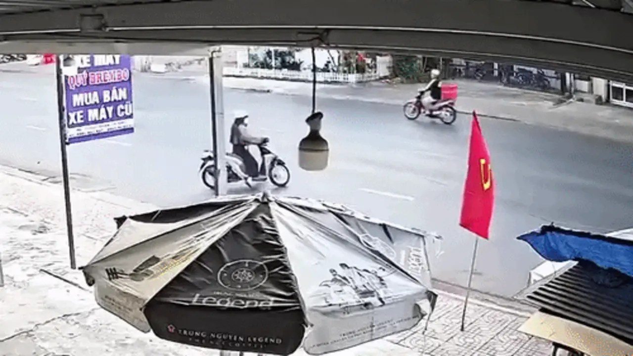 Quay đầu xe máy không quan sát, cô gái bị húc ngã