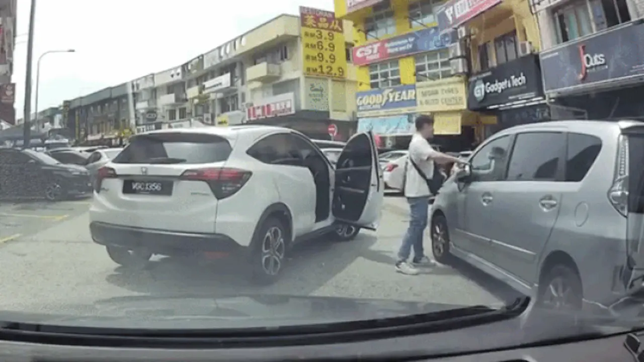 Tài xế bẻ gãy gương chiếu hậu ôtô đỗ chắn lối