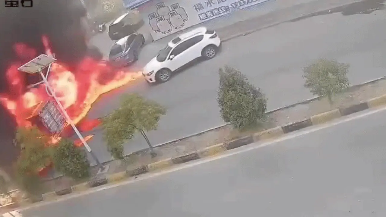 Tài xế phản ứng chậm một cách khó hiểu khi ôtô bị lửa thiêu