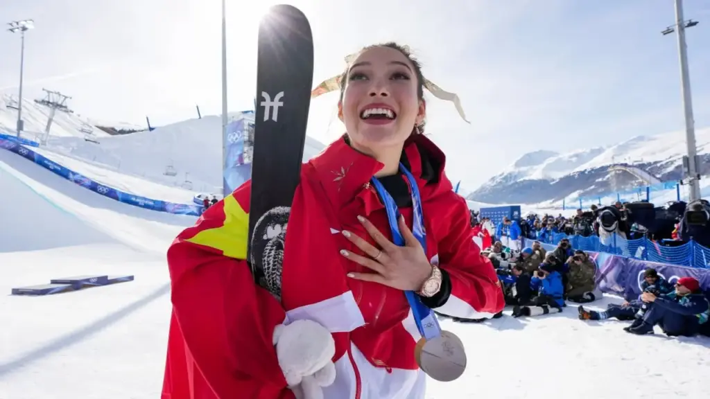 Tiến sĩ Mỹ: 'Đừng chỉ trích khi Eileen Gu chọn Trung Quốc'