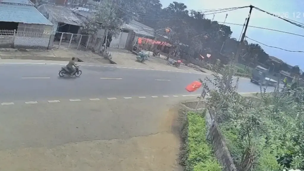 Xe máy lao thẳng vào đầu xe tải trên đường không bóng người